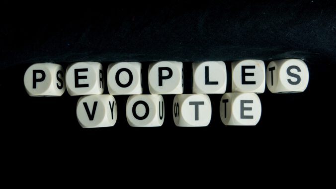 Würfel mit Buchstaben, die die Worte „Peoples Vote“ formen.